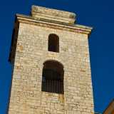 La parte pi� alta presenta invece due monofore di dimensioni diverse e una cupola a cipolla di et� tardobarocca